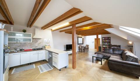 Veľkometrážny podkrovný 2i byt, 90m2, zariadený, v historickej vile