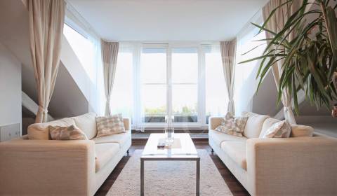 Veľký 2i byt v centre s výhľadom na Bratislavu a hrad