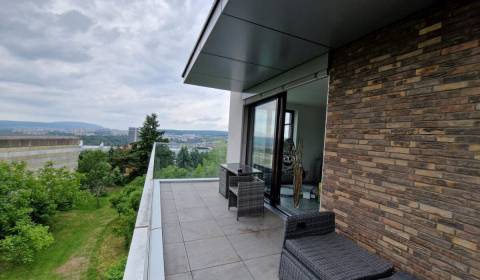 Prenájom 4 izbového bytu v novostavbe na Hriňovskej ulici.