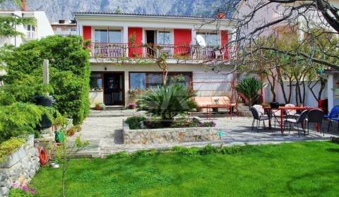 MAKARSKA - 2-podlažný rodinný dom s krásne upraveným dvorom