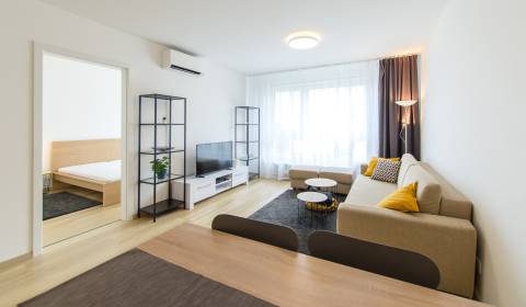 REZERVOVANÉ Moderný príjemný 2i byt 53 m2, s A/C a parkovaním, STEIN