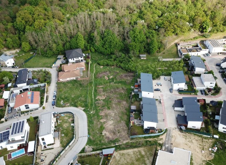 Nádherný pozemok v lukratívnej časti Stupavy Na Vyhliadke 556 m2 - DJI_0015.JPG