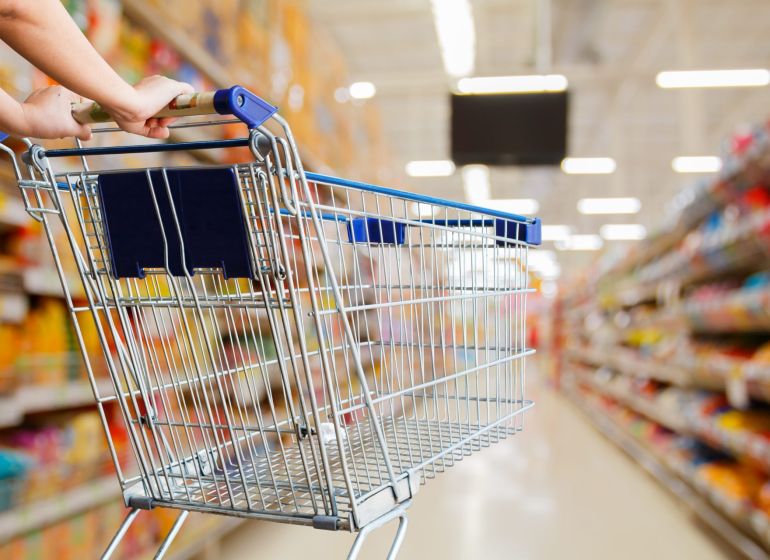 Hľadám pre konkrétneho klienta pozemok na podnikanie 5000 - 10 000 m2 - b082b346-supermarket-retail-obchod-nakup-kosik-shutterstock_256985233-scaled.jpg