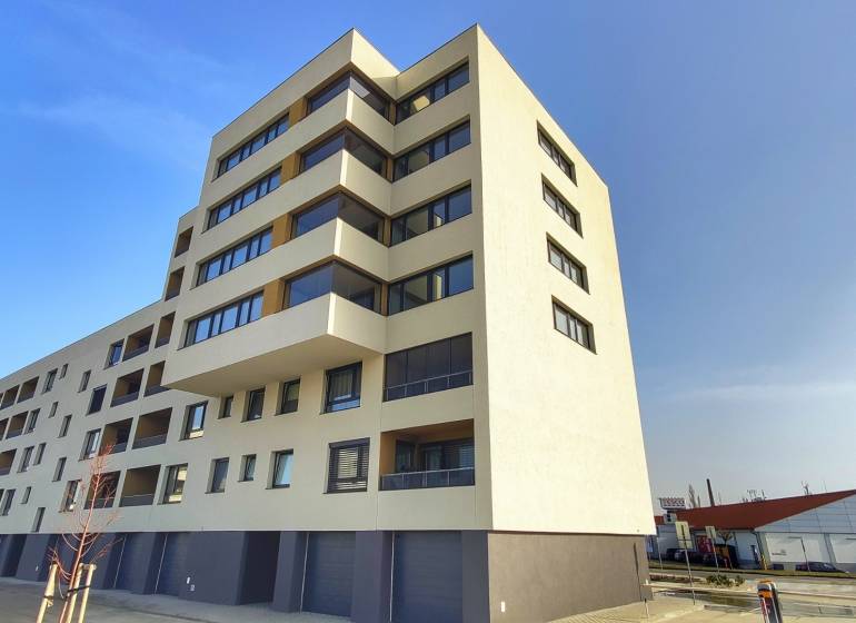 NA Predaj 4 izbový byt v projekte VINICE Pezinok 150m2 - Vinice budova zo zadu.jpeg