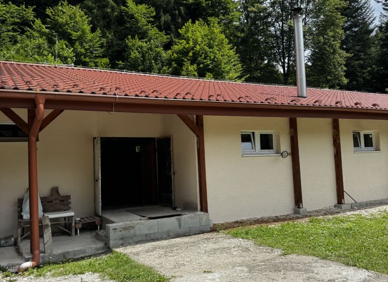 Výrobné haly s administratívou a rozľahlým pozemkom. - -66b4a308b51b7323d711ae96.jpg