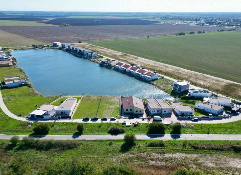 Predaj výnimočného pozemku na brehu súkromného jazera s plážou - Boldog Pozemky - bývanie predaj reality Senec