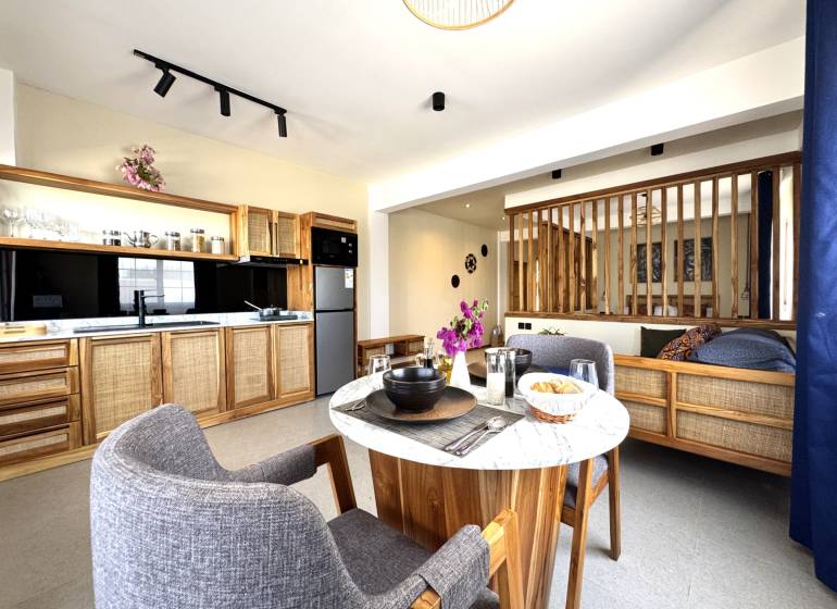 APARTMÁN NA PREDAJ V PAJE, ZANZIBAR - Studio-apartment-dinning-table.JPG