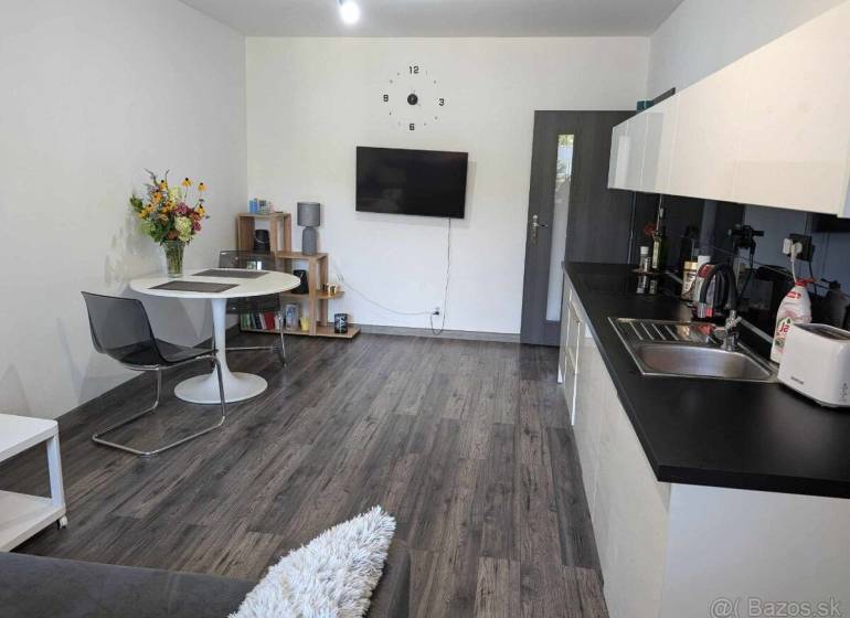 Predaj 3 izbový moderný byt v centre s balkónom - Obývacia časť 3-izbového bytu s jedálenským stolom na ulici Okružná.