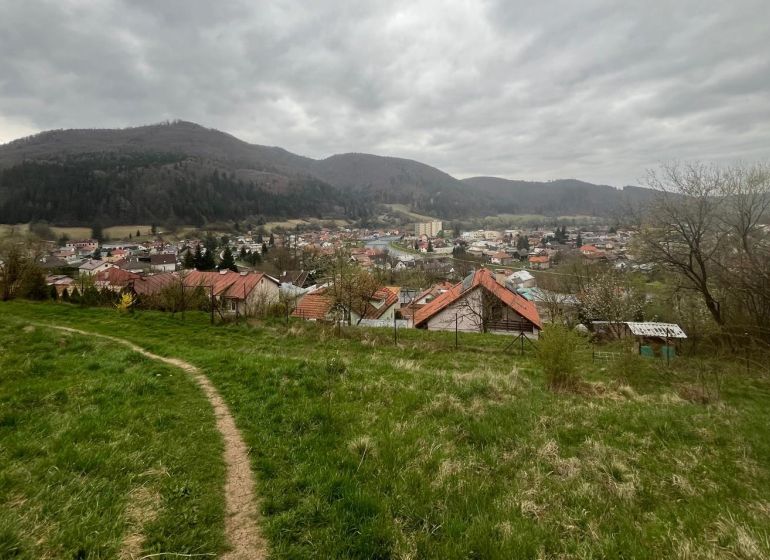  Investičný pozemok: rozloha: 4236 m2, Brusno - krásny výhľad   - Investičný pozemok v Kokave nad Rimavicou obklopený prírodou, zahŕňa dedinku a rekreačné pozemky.
