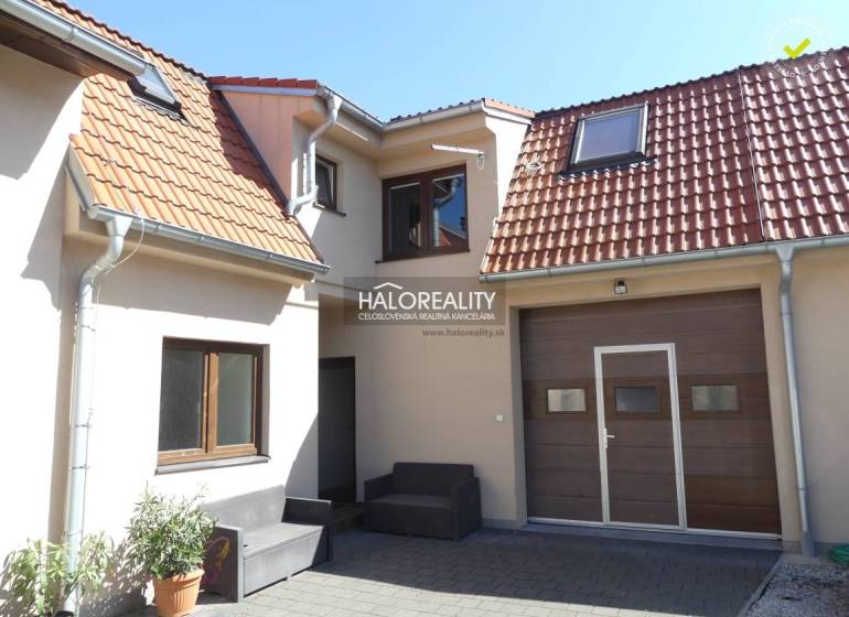 Predaj, rodinný dom Trnava, polyfunkčný objekt s veľ... - Parkovisko pri rodinnom dome v Trnave, s dvoma autami a podkrovnými oknami.