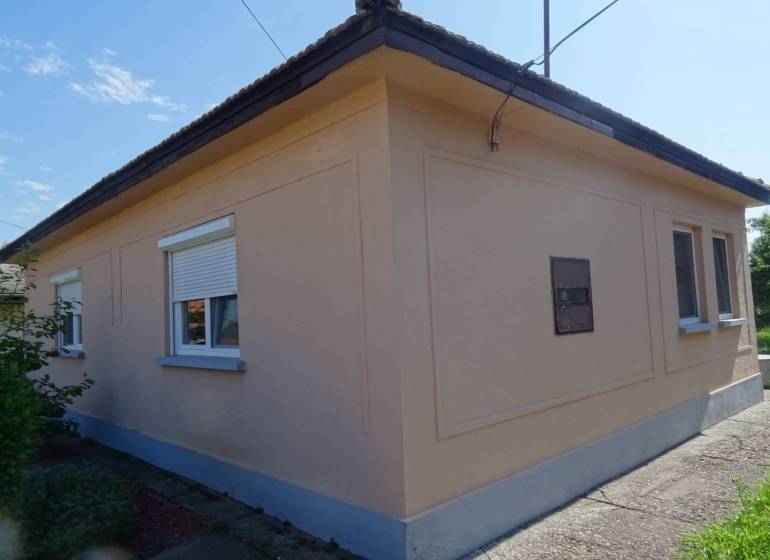 Rodinný dom Méra, Maďarsko - Rodinný dom v Mére s béžovou fasádou, má tri okná a šindľovú strechu.