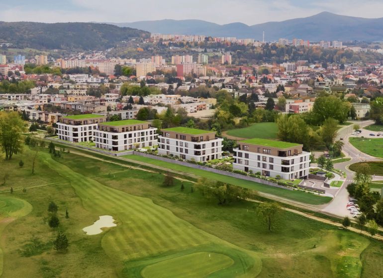 Rezidencia Karpatská (C.3E), 2i byt 60 m2 s loggiou 6 m2, TN - Výhľad z Karpatskej ulice v Trenčíne na obytné domy s golfovým ihriskom.