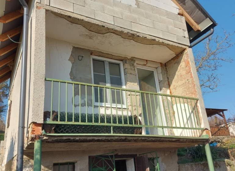 Predám vinicu s chatkou v Šahách – ideálne miesto pre oddych! - Chata na Tešmakej ceste v Šahách s balkónom a neomietnutou fasádou.