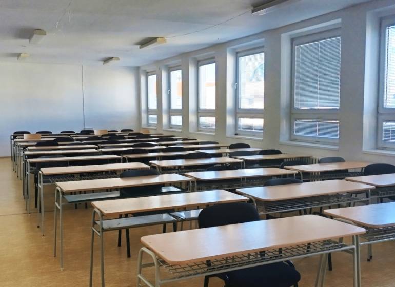 Kancelárske a obchodné priestory pri OC AUPARK - Prázdna miestnosť s radmi stolov a stoličiek v kanceláriách.