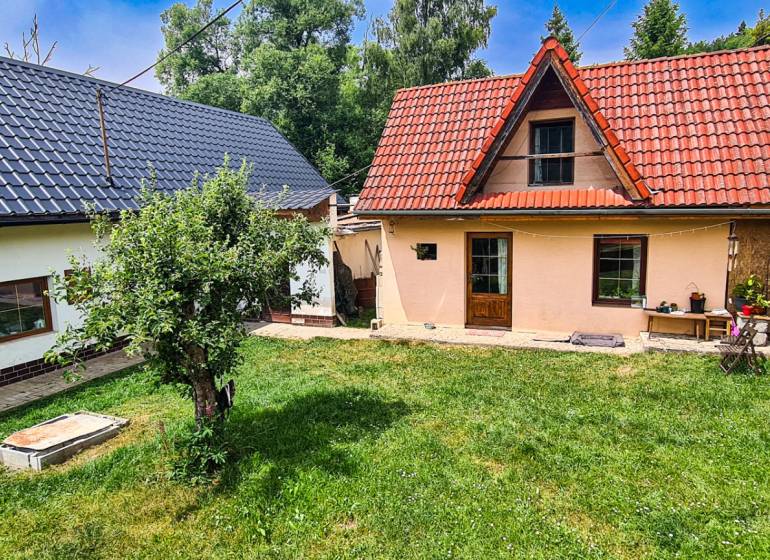 Predaj dva rodinné domy v Lietave pri Žiline - Rodinný dom v Lietave s dvorom a zeleňou, strechy s červenou a čiernou krytinou.