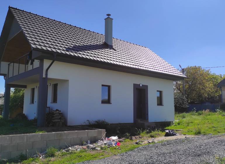NA PREDAJ 4 izbový rodinný dom vo Veľkej Lehote 1,5km od SKI Drozdovo - Rodinný dom na ulici Veľká Lehota, so šikmou strechou a balkónom, obklopený prírodou.