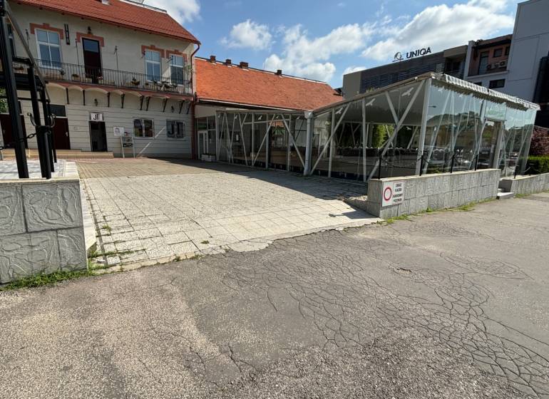 ODSTÚPENIE REŠTAURÁCIE v Nitre - Priestranná terasa pred budovou s gastro priestory, krytie sklenenou konštrukciou, ideálna na relax.