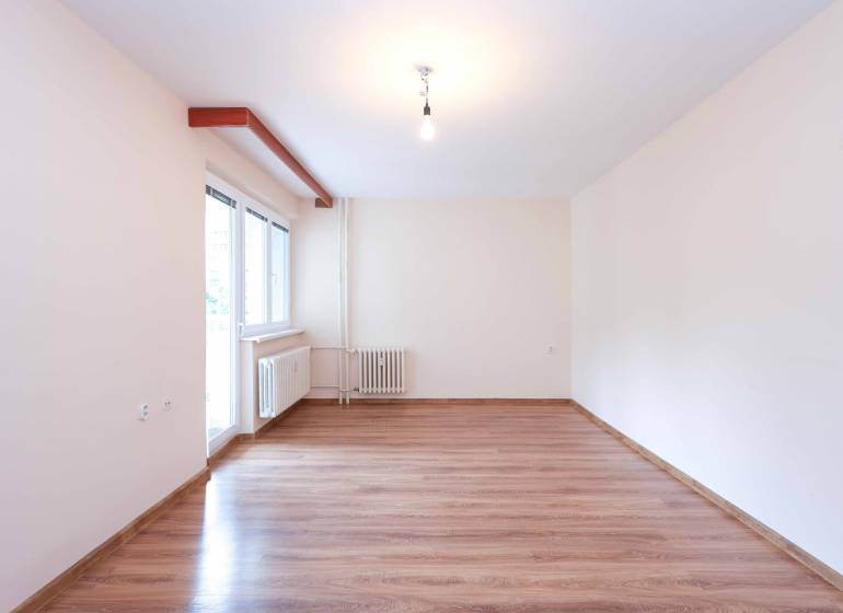 BÝVANIE NA HRADOM KOPCI - 3i byt, 90 m2 s balkónom, SVETLÁ ulica - Priestranný, svetlý interiér v 3-izbovom byte s drevenou podlahou a veľkým oknom.