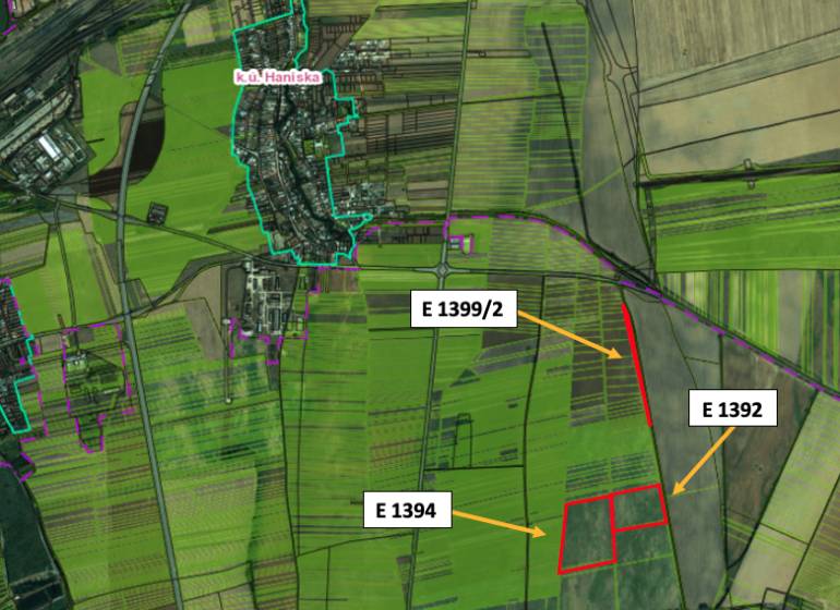 Haniska – 6.850 m2 POZEMKY v pozemkových úpravách pri Košiciach - Letecký pohľad na poľnohospodárske a lesné pozemky pri Haniske, s vyznačenými parcelami.