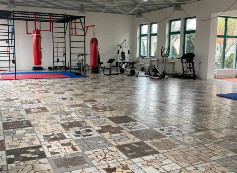 Administratívna budova  - Priestranné kancelárie s boxovacími vrecia a fitnes vybavením, dlažba z rôznych druhov mramoru.