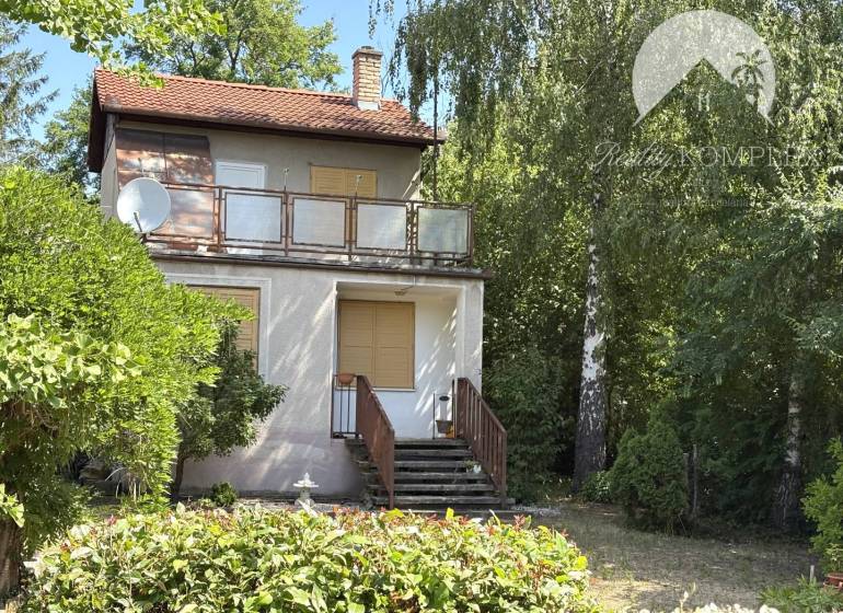 EXKLUZÍVNE IBA U NÁS !!! vám ponúka na predaj r - Chata v Radvani nad Dunajom, obklopená zeleňou s terasou a satelitom.