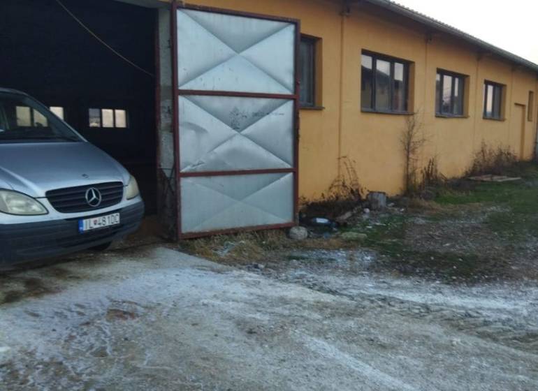 Skladové priestory Ladce / Ilava - Obrázok z Ladiec zobrazuje sklady a haly s automobilom pri otvorenej bráne.