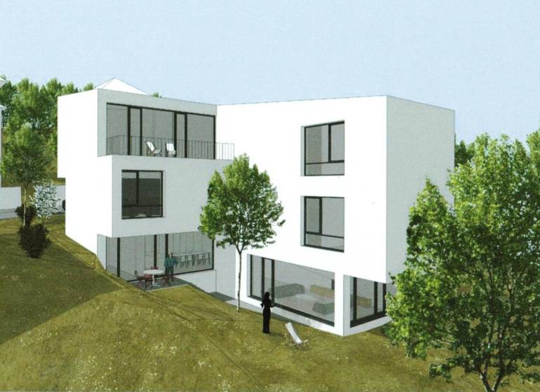STARŠÍ RODINNÝ DOM S 669 m2 POZEMKOM v lukratívnej lokalite BA I. - Na obrázku je dvojpodlažný rodinný dom na ulici Banícka obklopený zeleňou a stromami.