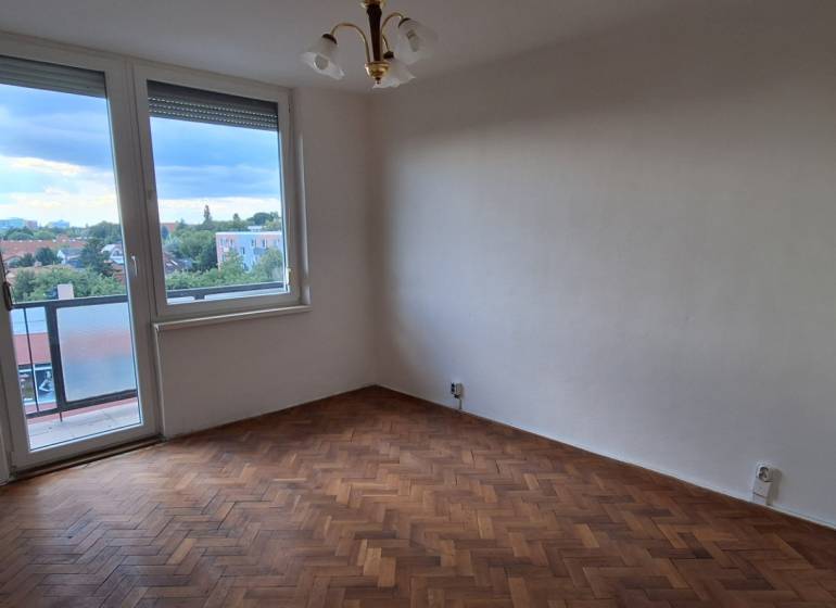 PREDAJ: 3 izbový byt s balkónom, 72 m2 - KOMÁRNO - Izba v 3-izbovom byte s drevenou podlahou, balkón, výhľad na mesto.