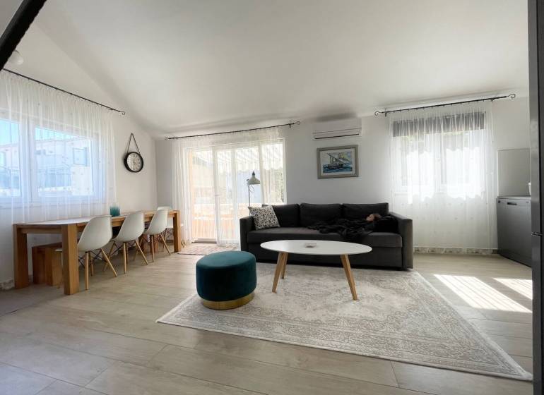 Šolta - nádherný zariadený apartmán s výhľadom na more - Priestranný obývací priestor rekreačného apartmánu s pohodlným sedením a jedálenským stolom.