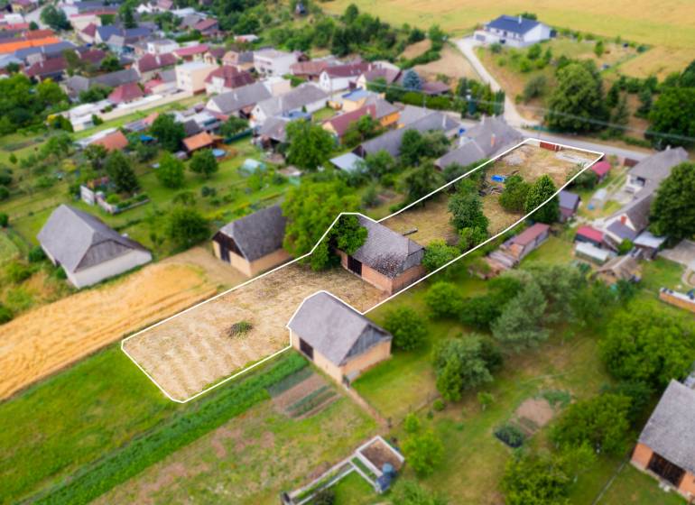 Predaj stavebného pozemku 2022 m2 - Chocholná - Velčice - Pozemky - bývanie v Chocholnej-Velčiciach s jasne vyznačenými hranicami a stavbami.