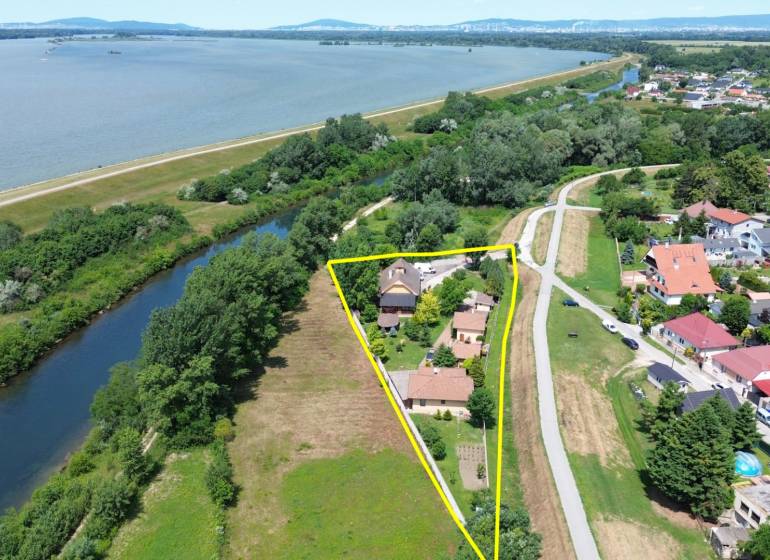 3 nehnuteľnosti na pozemku 4700m2 | Hamuliakovo  - Letecký pohľad na rodinný dom na Kostolnej ulici v Hamuliakove pri rieke.