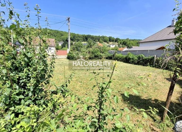 Predaj, pozemok pre rodinný dom   308 m2 Smolenice -... - Pozemok v Smoleniciach vhodný pre bývanie s okolím plným zelene.
