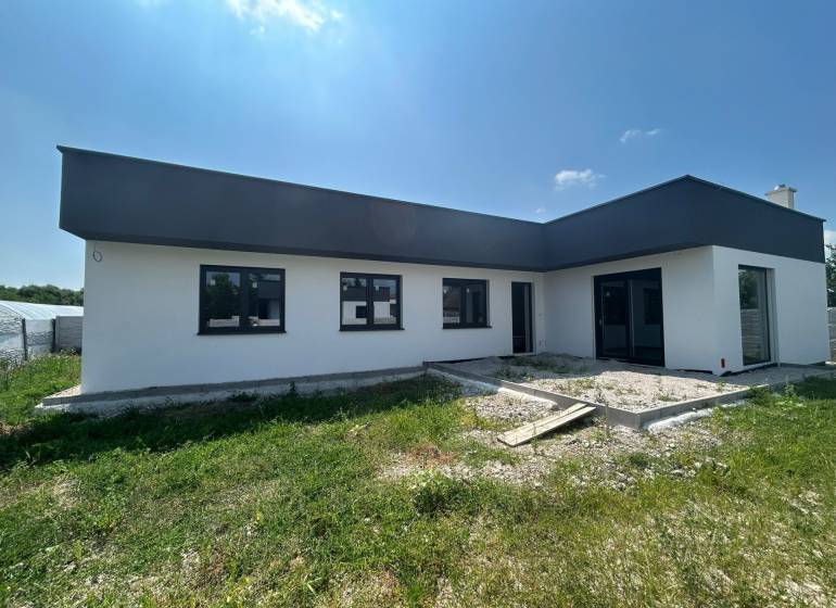 Na predaj: Novostavba rodinného domu v obci Žihárec - Rodinný dom v Žihárci so záhradou a modernými architektonickými prvkami.