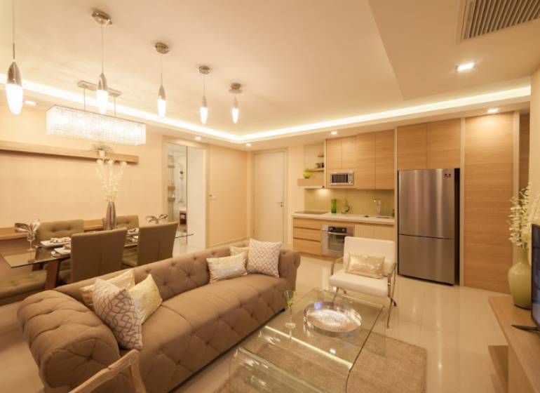 2 IZBOVÝ APARTMÁN (2 SPÁLNE + 1 OBÝV. IZBA) CITY GARDEN TOWER PATTAYA - 3-izbový byt s kuchyňou, jedálňou a obývačkou v jemných odtieňoch.