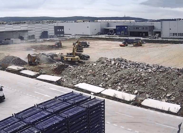 Logistické / skladové priestory Bratislava - Stavebný areál so strojmi a sutinami v Bratislave - Devíne, sklady a haly.