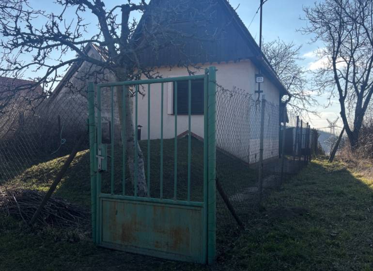 PREDAJ, PODLUŽANY - VINIČNÝ DOMČEK S VINOHRADOM - Malá chata obklopená stromami, oplocená záhrada, ideálne pre rekreačné pozemky.