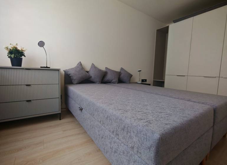 TOP ! na prenájom 1,5i luxusný, klimatizovaný apartmán Košice - Krivá  - Spálňa s posteľou, skriňou a komodou v 1-izbovom byte.