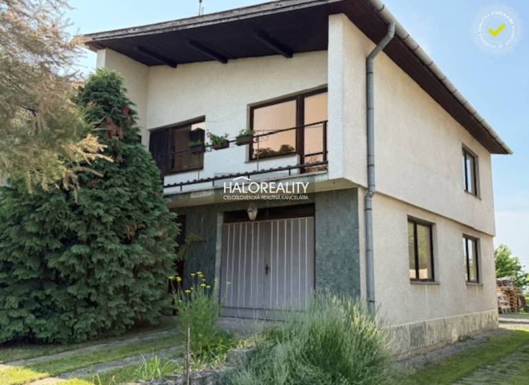 Predaj, rodinný dom Borša - EXKLUZÍVNE HALO REALITY - Rodinný dom v Borši s dvoma podlažiami, záhradou a ihličnatými stromami.