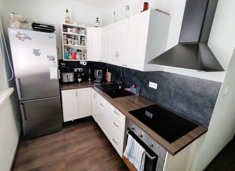 PREDAJ 2 izb. bytu ,52,50 m2, BA - Hornádska ul,2/8.posch., kompl.rek. - Kuchyňa v 2-izbovom byte, vybavená spotrebičmi a úložným priestorom.