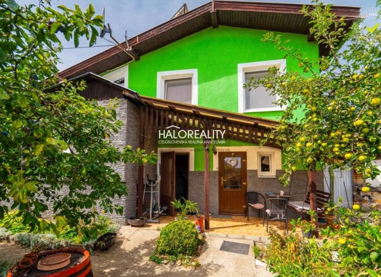 Predaj, rodinný dom Banská Štiavnica - ZNÍŽENÁ CENA ... - Rodinný dom v Banskej Štiavnici s drevenou verandou, obklopený zeleňou a ovocnými stromami.