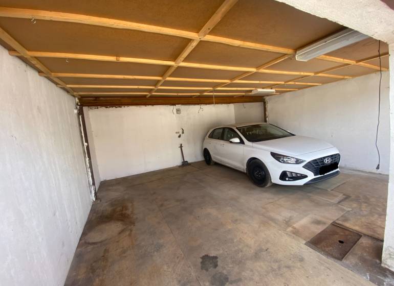 (36 m²) DVOJGARÁŽ ZÁPAD 1  - Auto zaparkované v garáži na ulici Kolárska v Spišskej Novej Vsi.