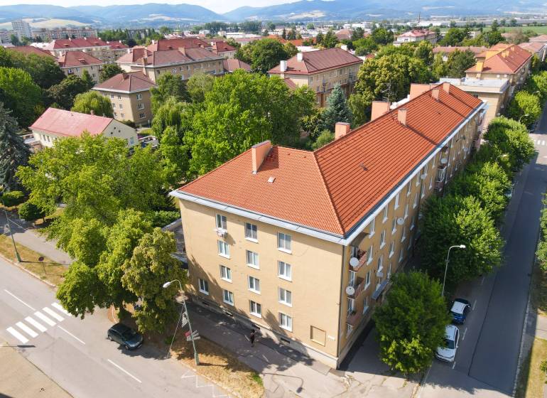 NOVINKA - 2 izbový tehlový byt - Nová Dubnica - 60m²  - Letecký pohľad na 2-izbový byt v Novej Dubnici obklopený zeleňou.