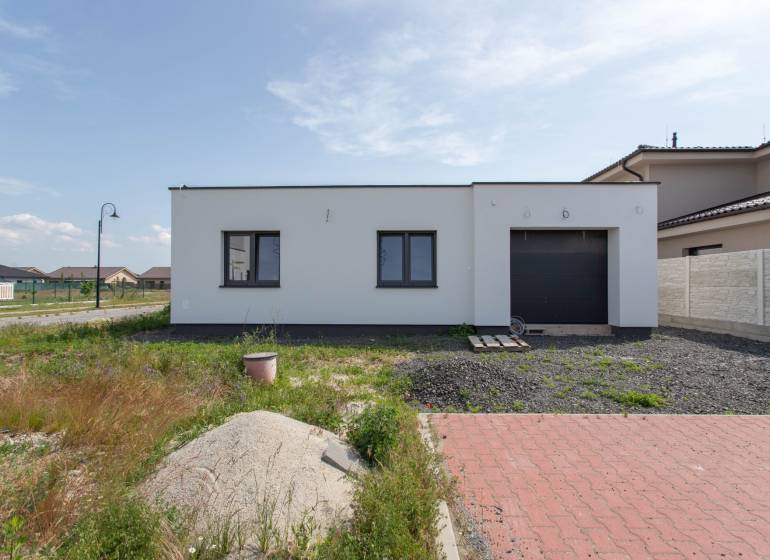 NA PREDAJ NOVOSTAVBA moderný 4-izbový rodinný dom s garážou v Zohore - Rodinný dom v Zohore so záhradou, garážou a príjazdovou cestou na pokojnom predmestí.