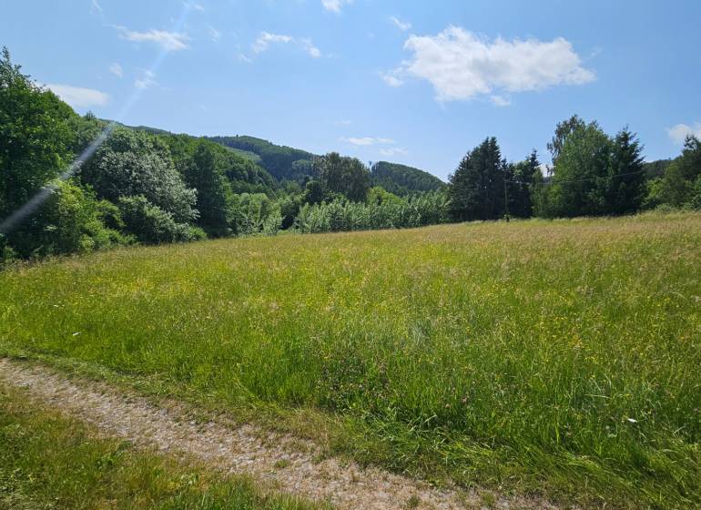 Stavebný pozemok 1750  m2 Zvolen obec Kalinka Detva na predaj - Ľadová modrá obloha nad zelenými poliami v Zvolene, pozemky - bývanie.