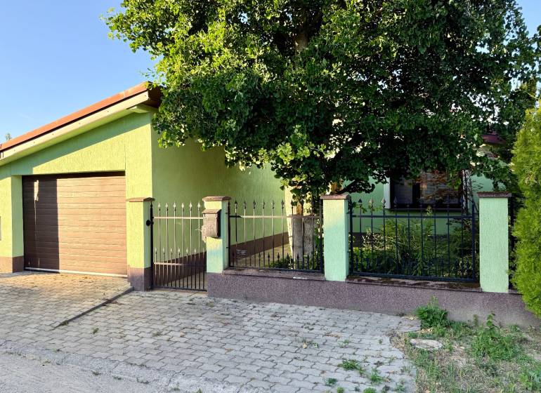 2i RD s terasou v tichej lokalite, BA II., Nové záhrady, 70m2 - Rodinný dom na Nových záhradách VII v Bratislave - Podunajských Biskupiciach, predzáhradka, plot, garáž.