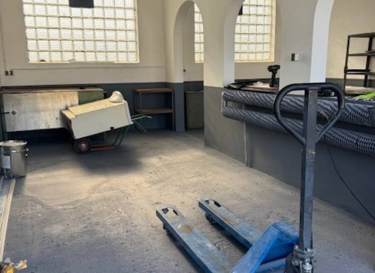 Nebytový priestor/dielňa/výrobňa,  45 m2 ul. Za stanicou - Garáže s paletovým vozíkom, pracoviskom a stolíkmi, vhodné na skladovanie alebo opravy.