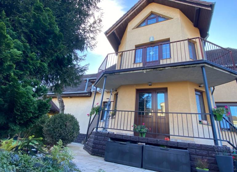 Dvojgeneračný 6 izb. RD,  vyhľadávaná  pokojná lokalita, Ružinov - Rodinný dom s balkónom na ulici Stachanovská obklopený zeleňou a kvetmi v záhrade.