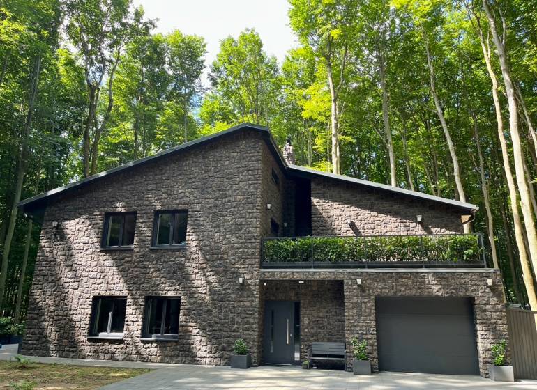 Predaj rodinnej vily, 8-izbovej rekreačnej chaty Modra - Rodinný dom obklopený stromami na ulici Piesok 4146 a Vila s kameňovou fasádou.