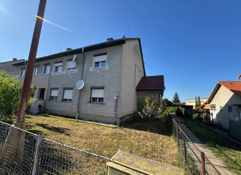 Troj izbový byt na predaj  - Exteriér 3-izbového bytu na ulici Obrancov mieru v Šahách, so satelitom a trávnikom.