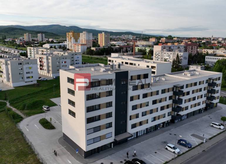 PRENÁJOM nebytový priestor PEZINOK s bezproblémovým parkovaním - Obchodné priestory na Obchodnej ulici v Pezinku, obklopené bytovými domami a zeleňou.